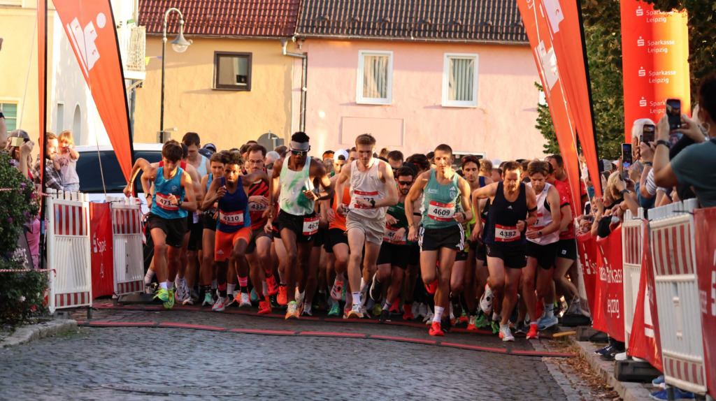 viele Läufer:innen starten zum Hauptlauf beim Tauchscher Stadtlauf