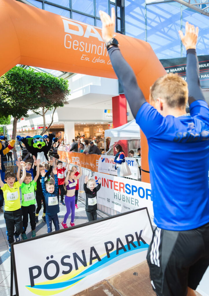 Kinder erwärmen sich mit Spaß vor einem Lauf