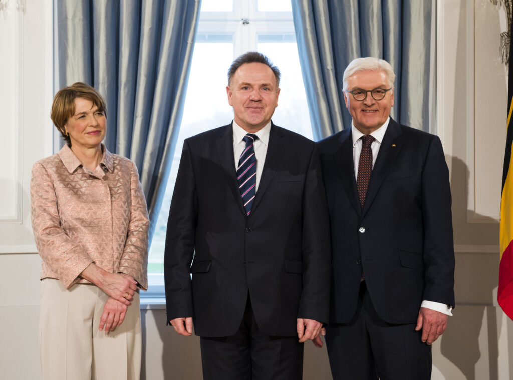 Der Chef der Staatskanzlei, Staatssekretär Thomas Kralinski, hat am 22. April 2018 den Vater und Wegbereiter des Spreewald-Marathons, Hans-Joachim Weidner, als 120. „Ehrenamtler des Monats" ausgezeichnet. Der 60-Jährige aus dem südbrandenburgischen Hohenbocka ist Gründungsmitglied und Vereinsvorsitzender des Spreewald-Marathon e.V. und hat aus dem Breitensportereignis eine Erfolgsgeschichte gemacht. Bei der Auszeichnung Weidners in Burg sagte Kralinski:
„Mit den großen Sportereignissen in Brandenburg ist der Name Hans-Joachim Weidner untrennbar verbunden. Seine Paradedisziplin ist der Spreewald-Marathon mit seinen stetig wachsenden Teilnehmerzahlen und -rekorden. Durch großartige logistische Leistung und beeindruckendes Engagement ist es Weidner und seinen Mitstreitern gelungen, den Spreewald-Marathon zu einem Saisonhöhepunkt für Athletinnen und Athleten aus dem In- und Ausland zu machen. Weidner erhält die Auszeichnung stellvertretend für die vielen Freiwilligen, die das Event jedes Jahr aufs Neue zu einem Erfolg machen."