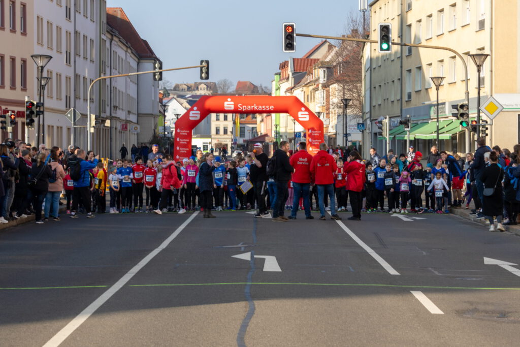 Das große Starterfeld setzt sich beim Mazdalauf Eilenburg in Bewegung
