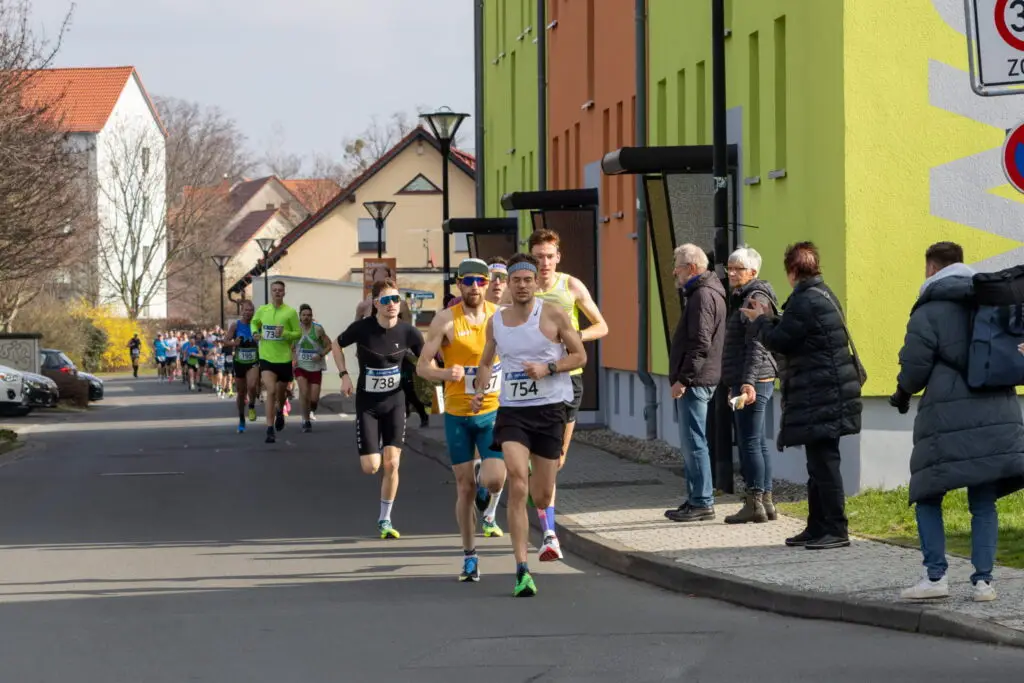 Läufer rennen beim Mazdalauf Eilenburg durch die Altstadt