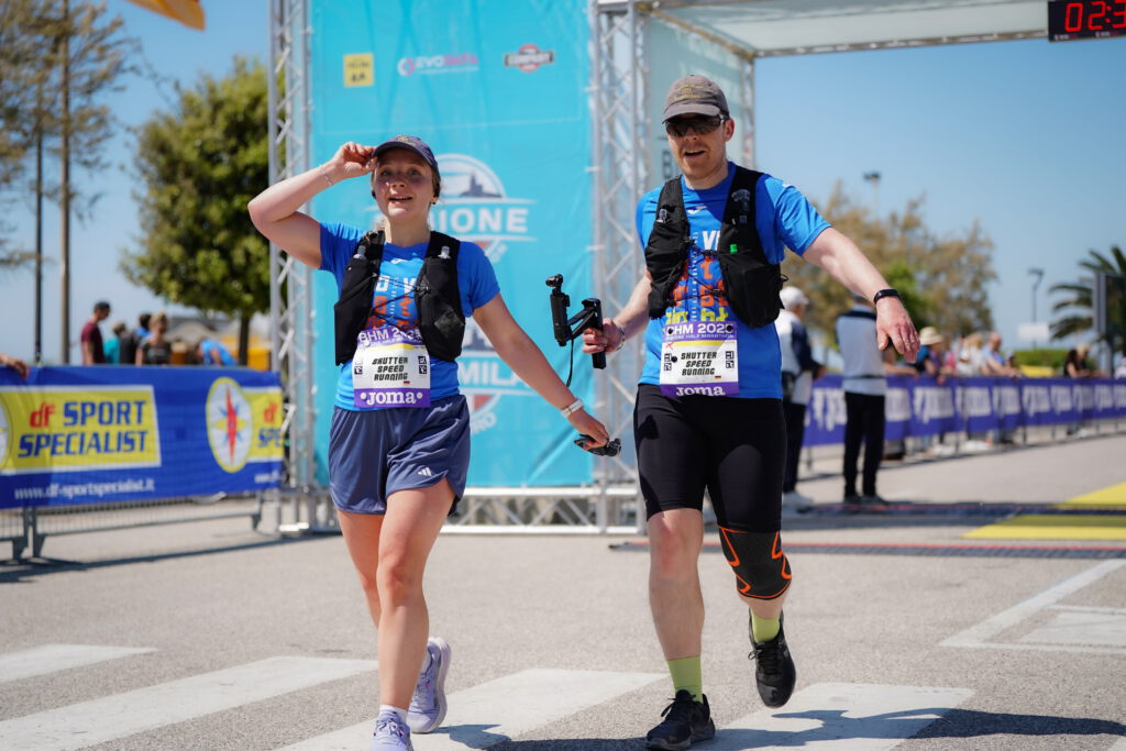Undine und Erik laufen glücklich gemeinsam ins Ziel in Bibione ein