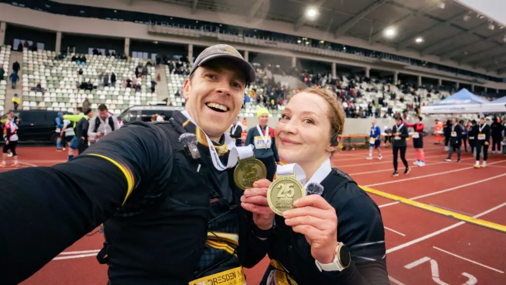 Undine und Erik halten stolz ihre Finishermedaille beim Dresden Halbmarathon 2025 in die Kamera