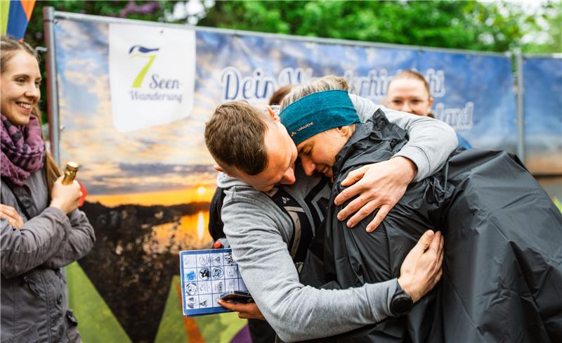 Zwei Teilnehmerinnen umarmen sich glücklich bei einer Veranstaltung der Sportfreunde Neuseenland