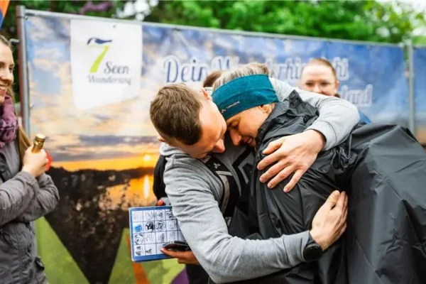 Zwei Teilnehmerinnen umarmen sich glücklich bei einer Veranstaltung der Sportfreunde Neuseenland