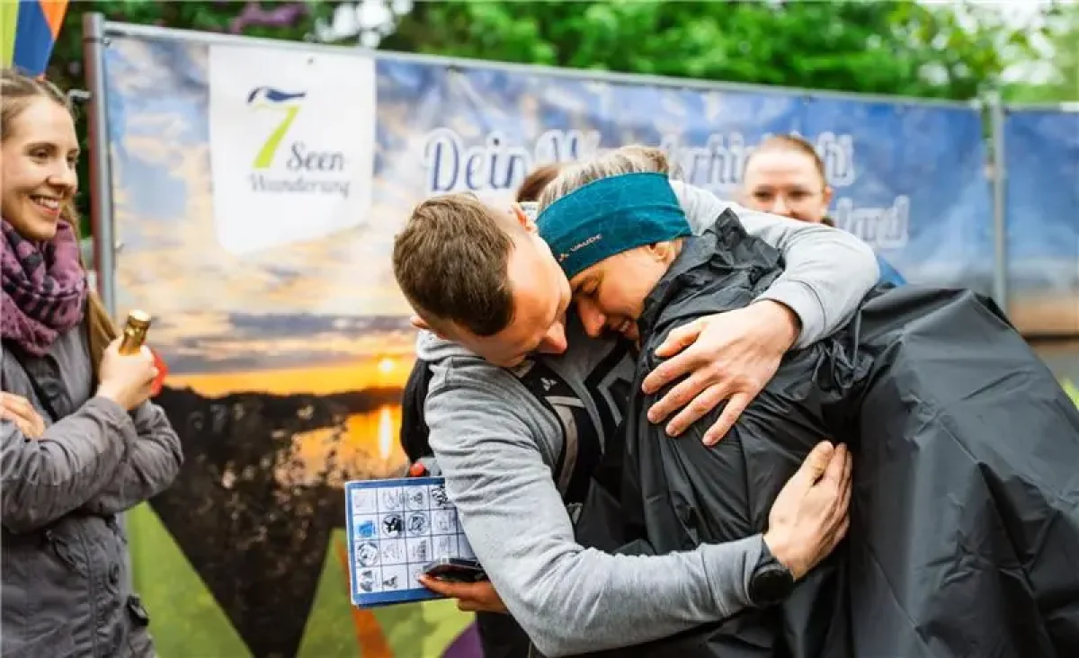 Zwei Teilnehmerinnen umarmen sich glücklich bei einer Veranstaltung der Sportfreunde Neuseenland