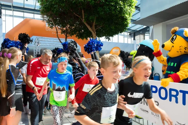gemeinsam ins ziel. KInder starten bei einem familienfreundlichen Lauf und haben Spaß