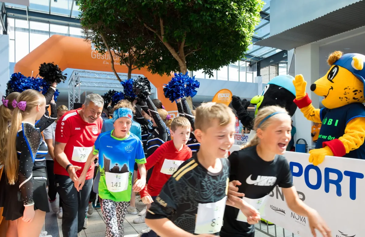 gemeinsam ins ziel. KInder starten bei einem familienfreundlichen Lauf und haben Spaß